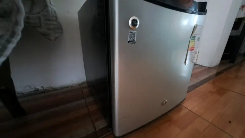 Mini refrigerador plateado - 3