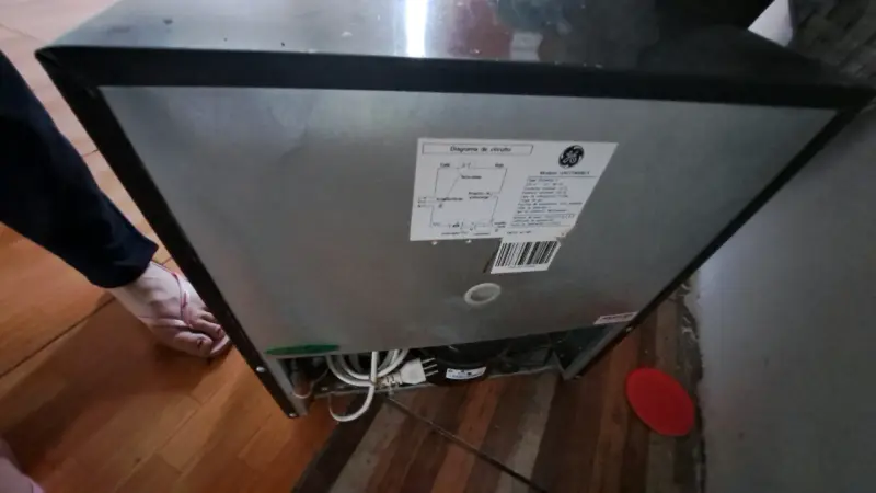 Mini refrigerador plateado - 5