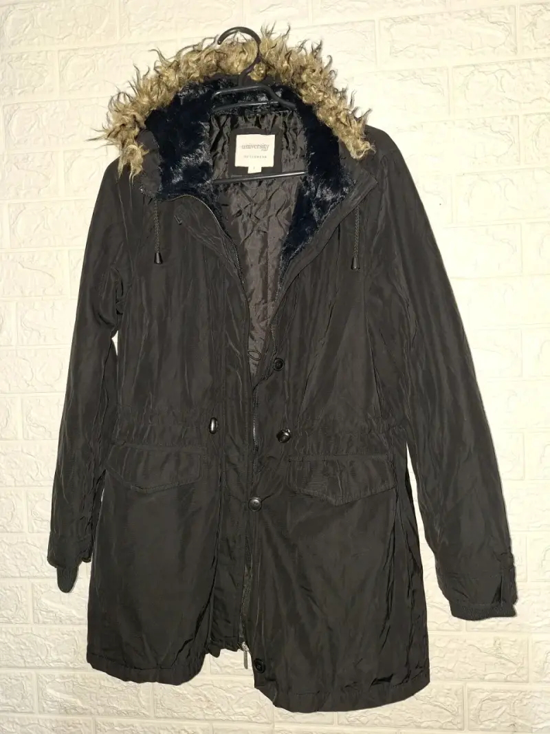 Parka negra con capucha de piel