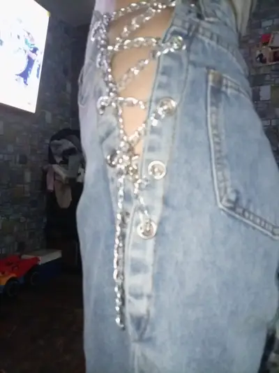 Jeans azul rasgados con cadenas - miniatura 2