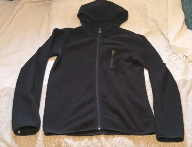 Chaqueta polar negra con capucha - 1