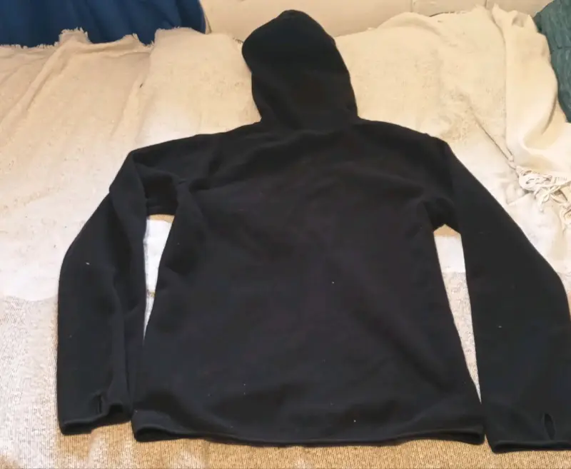 Chaqueta polar negra con capucha - 2