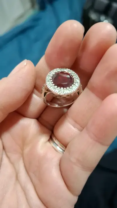 Anillo con gema roja y diamantes - miniatura 1