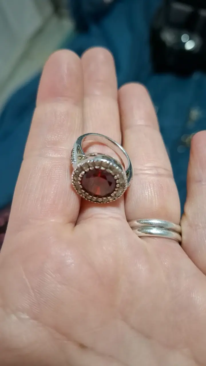 Anillo con gema roja y diamantes - 2