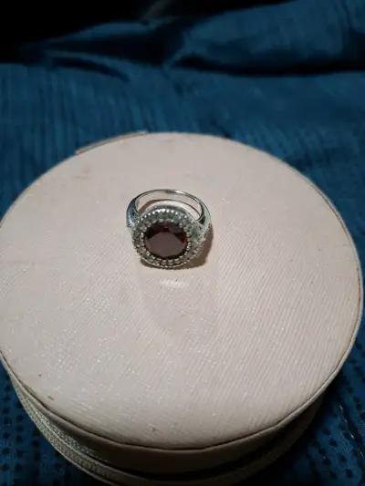 Anillo con gema roja y diamantes - miniatura 4