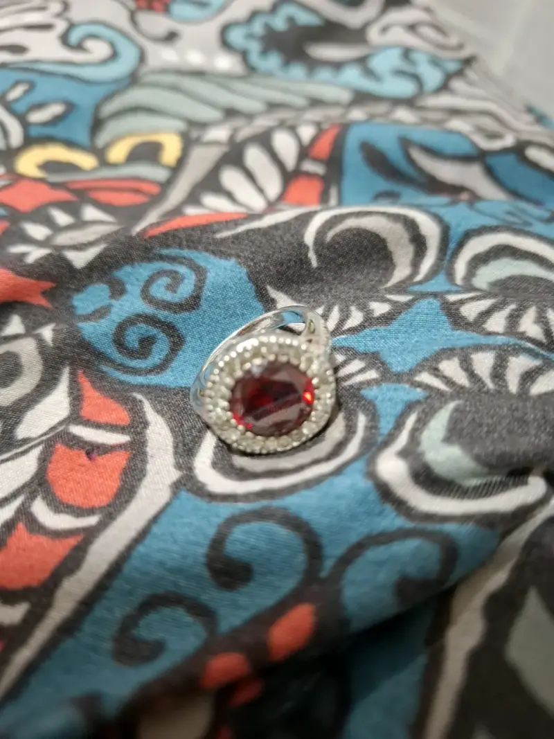 Anillo con gema roja y diamantes - 5