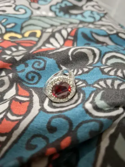 Anillo con gema roja y diamantes - miniatura 5