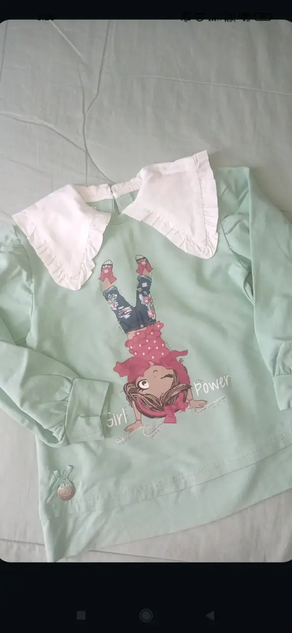 Polerón infantil verde con cuello blanco
