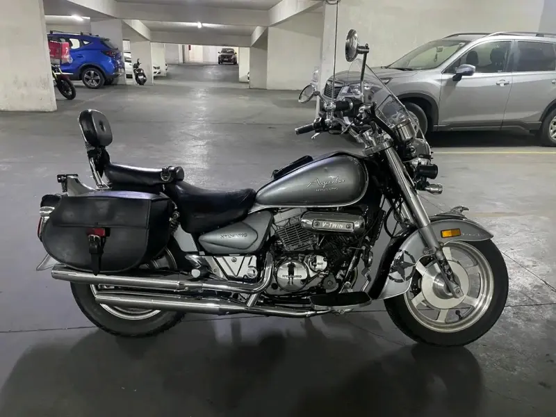Moto Hyosung V-Twin gris - 1