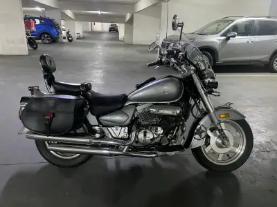 Moto Hyosung V-Twin gris - miniatura 1