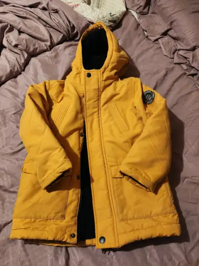 Parka amarilla con capucha - miniatura 1