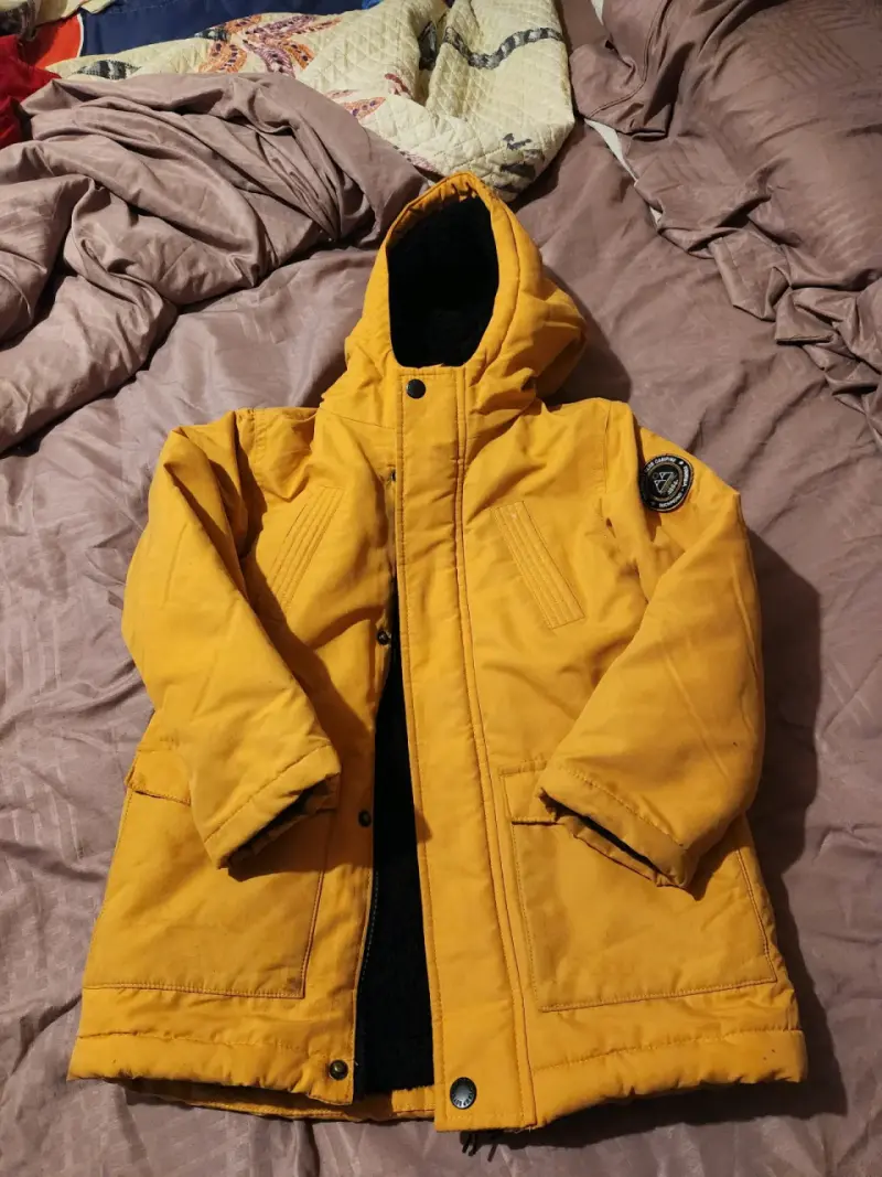 Parka amarilla con capucha - 3