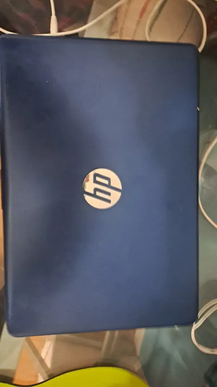 Notebook HP azul con cargador original - 1