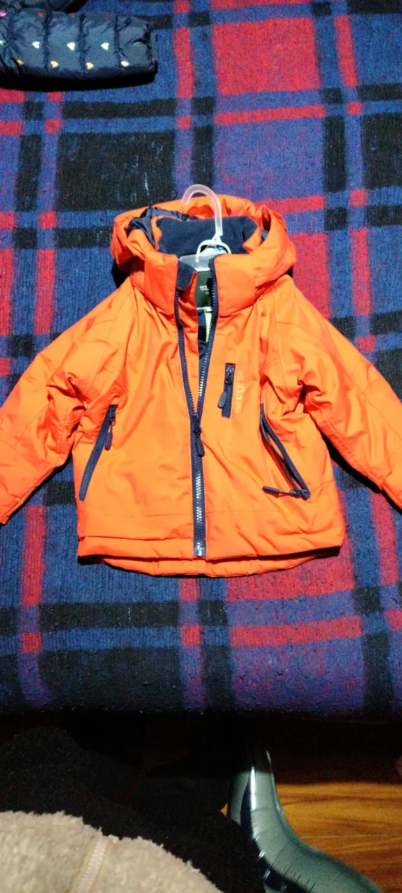 Chaqueta infantil naranja con capucha