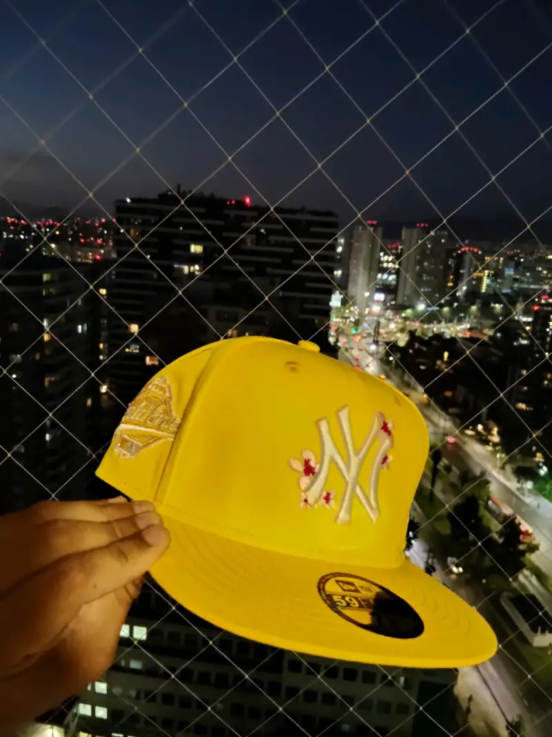 Gorra amarilla con bordado - 1