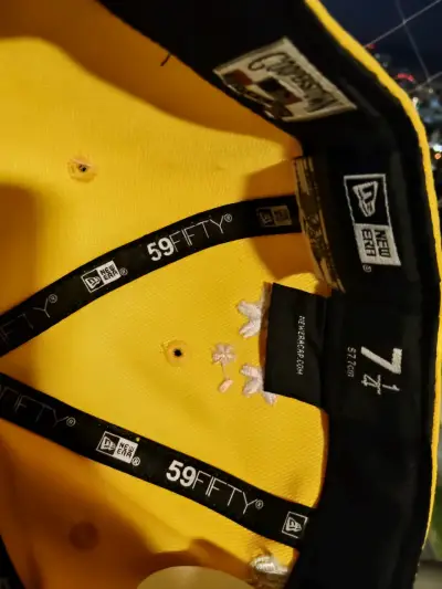 Gorra amarilla con bordado - miniatura 2