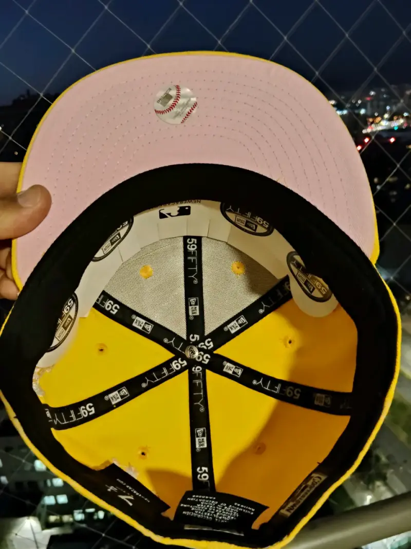 Gorra amarilla con bordado - 3
