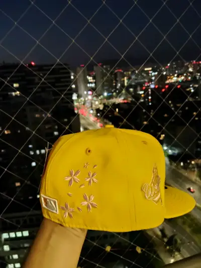 Gorra amarilla con bordado - miniatura 4