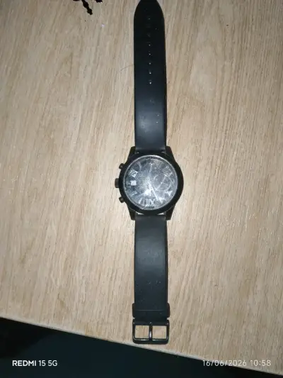 Reloj con correa negra - miniatura 1