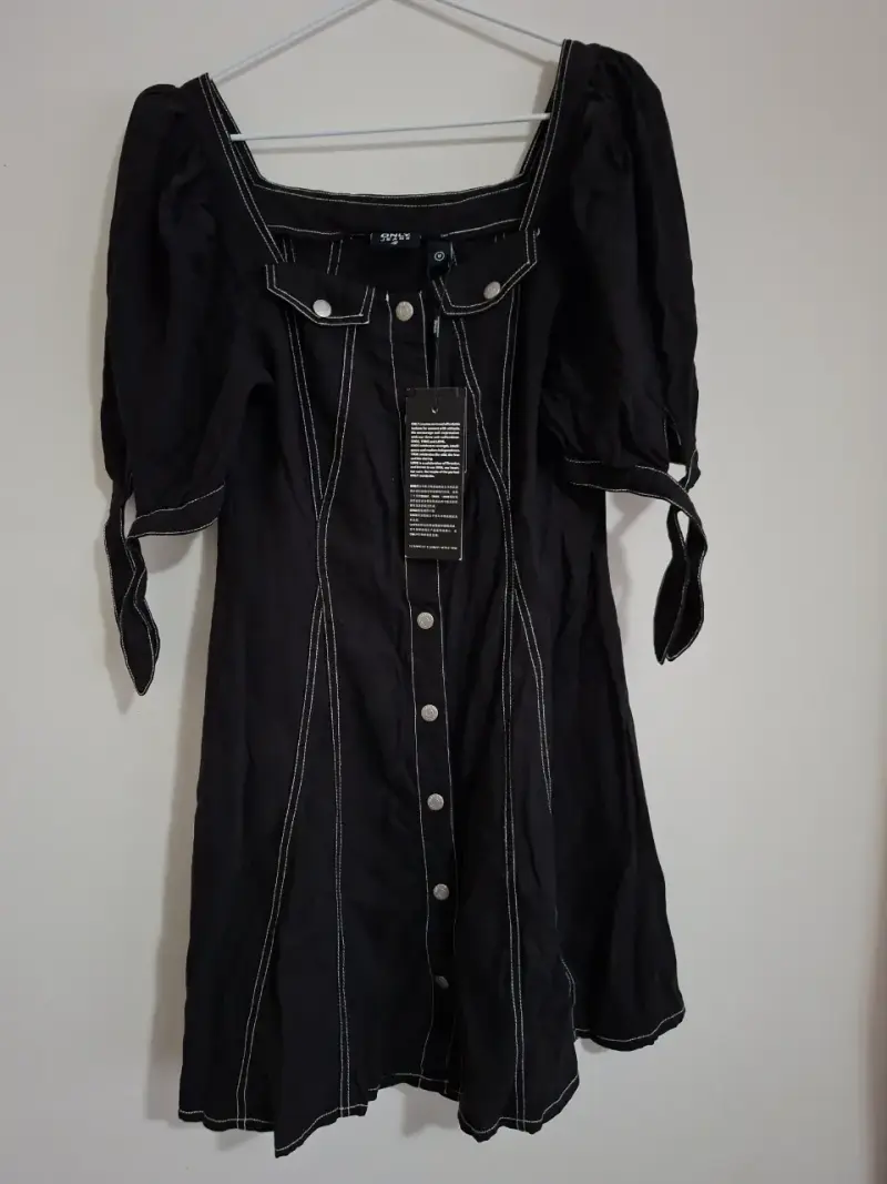 Vestido negro con botones - 1