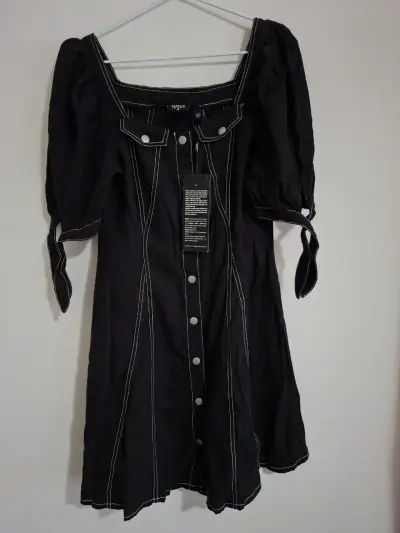 Vestido negro con botones - miniatura 1