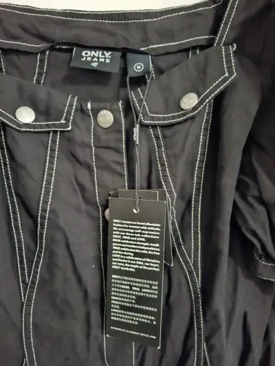 Vestido negro con botones - miniatura 2