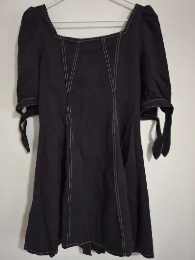 Vestido negro con botones - miniatura 3