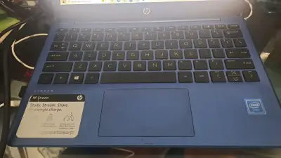 Notebook HP azul con cargador original - miniatura 2