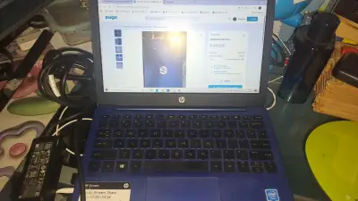 Notebook HP azul con cargador original - miniatura 6