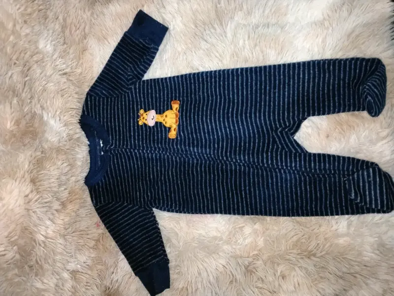 Pijama de bebé con jirafa