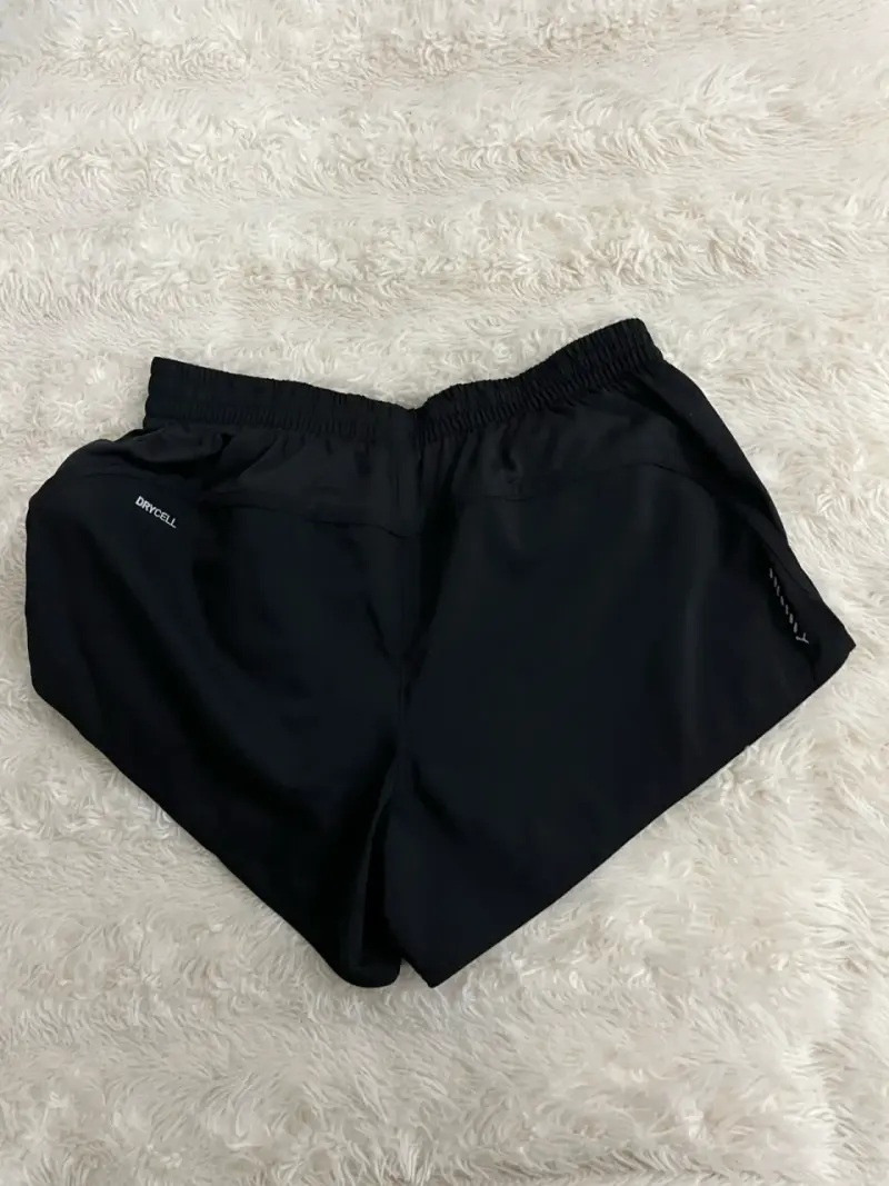 Shorts deportivos negros Puma - 2