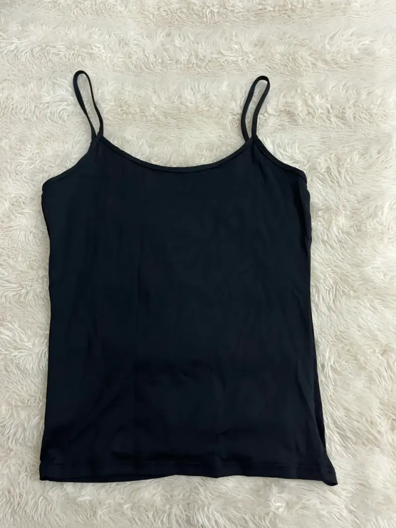 Polera negra básica sin mangas - 2