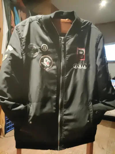 Chaqueta negra con parches - miniatura 1