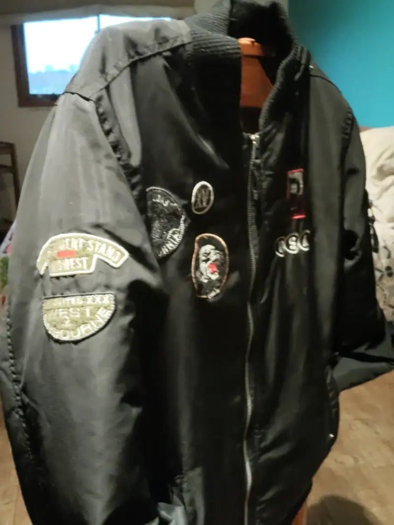 Chaqueta negra con parches - 2