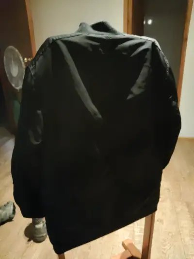 Chaqueta negra con parches - miniatura 3