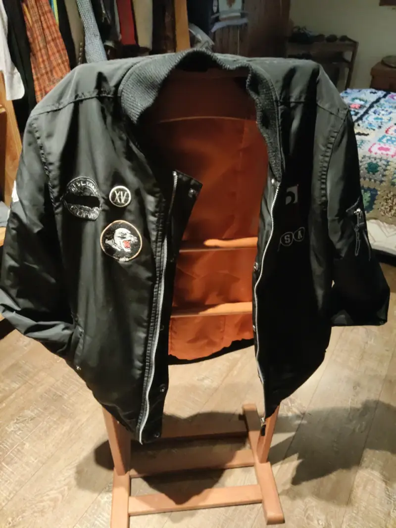 Chaqueta negra con parches - 4