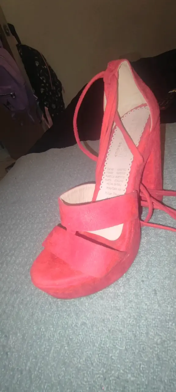Tacones rojos con correas - 1