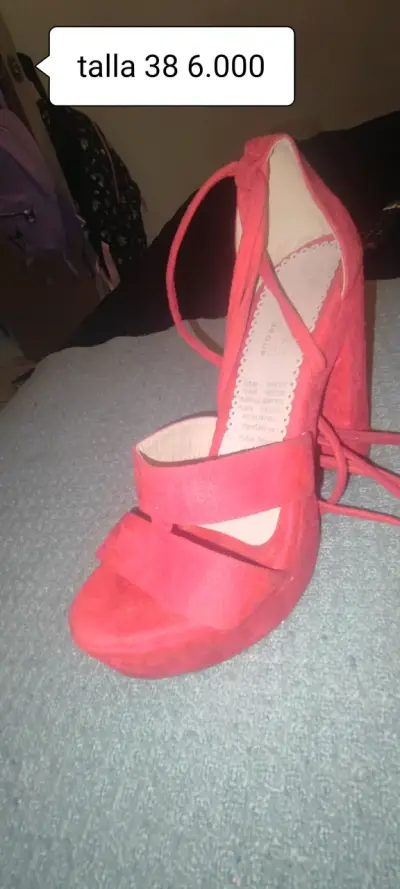 Tacones rojos con correas - miniatura 3