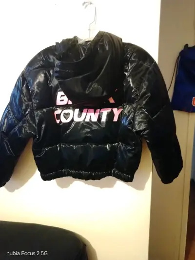 Chaqueta negra con capucha - miniatura 1