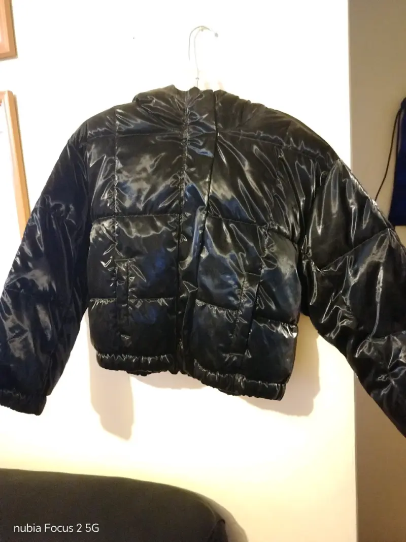Chaqueta negra con capucha - 2
