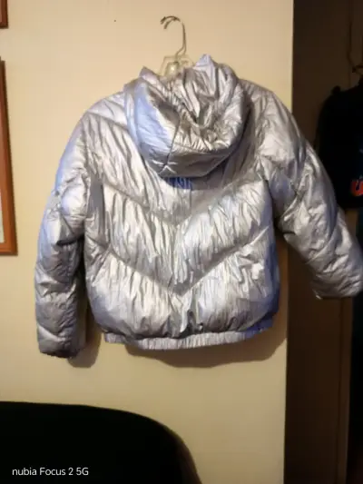 Chaqueta gris con capucha - miniatura 2