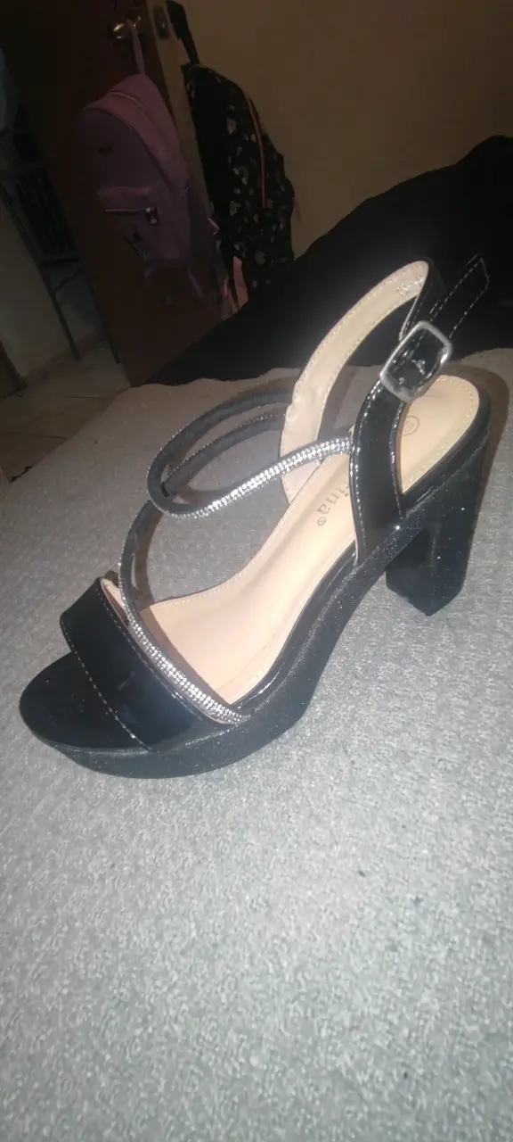 Sandalias negras de tacón grueso - 1
