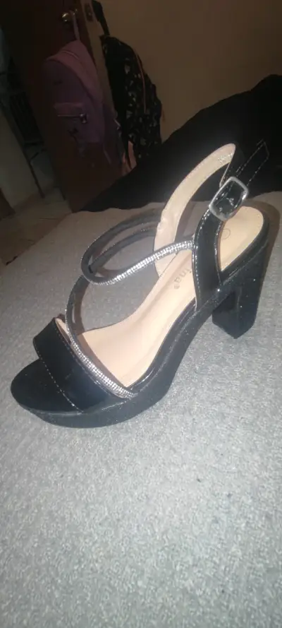 Sandalias negras de tacón grueso - miniatura 1
