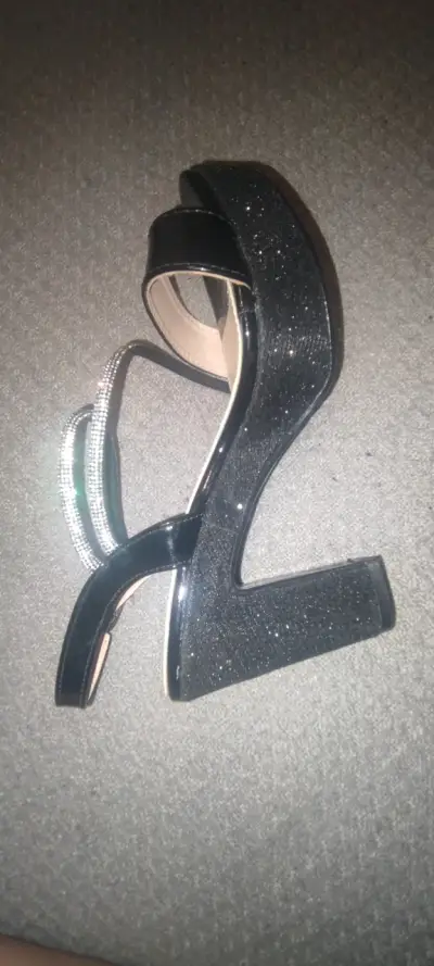 Sandalias negras de tacón grueso - miniatura 3