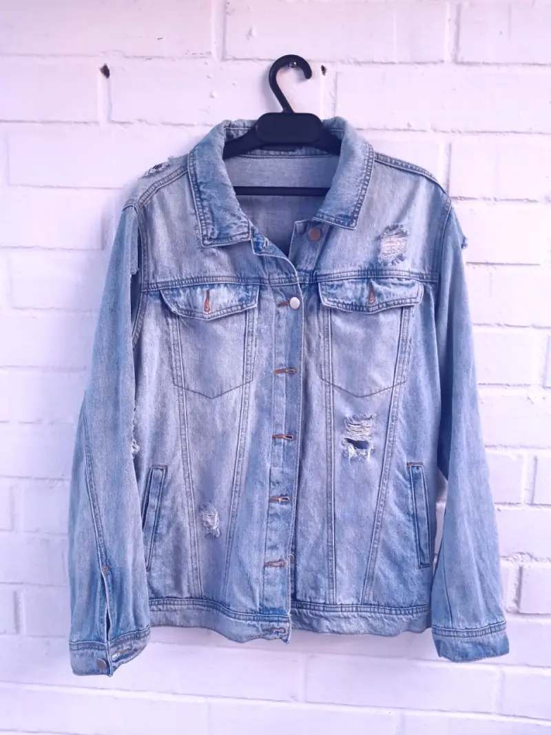 Chaqueta de mezclilla desgastada