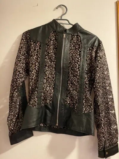 Chaqueta negra encaje con aplicaciones cuero - miniatura 2