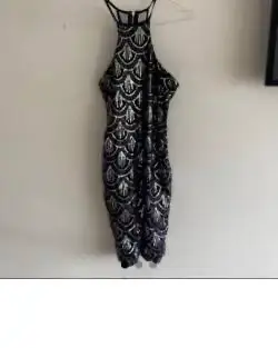 Vestido corto negro con lentejuelas - miniatura 2