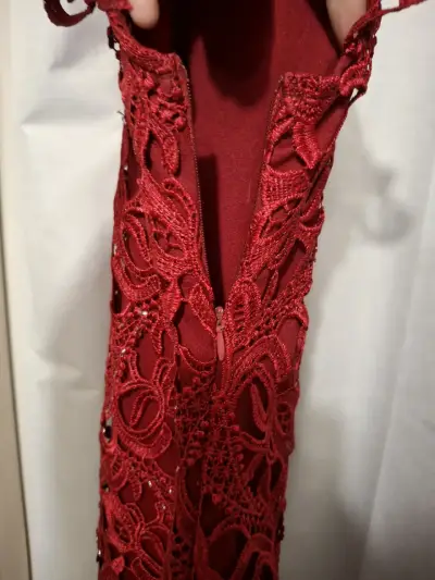 Vestido encaje rojo elegante - miniatura 4