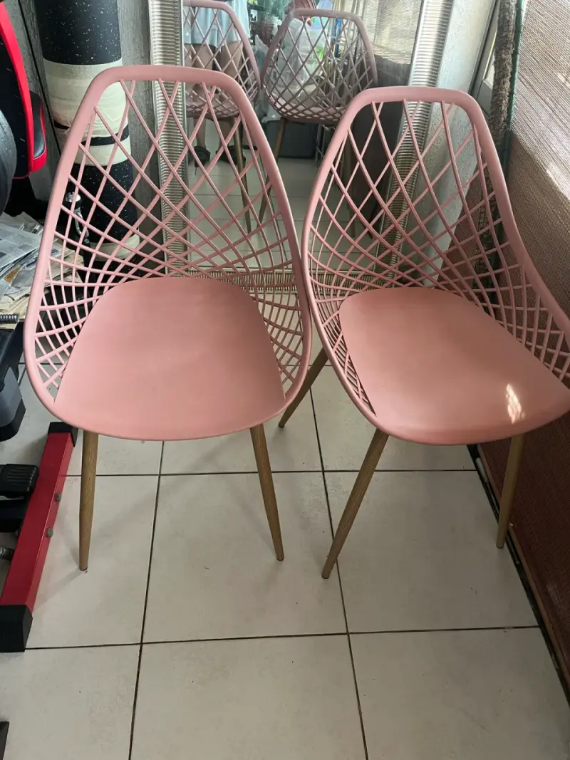 4  sillas modernas rosadas - 2