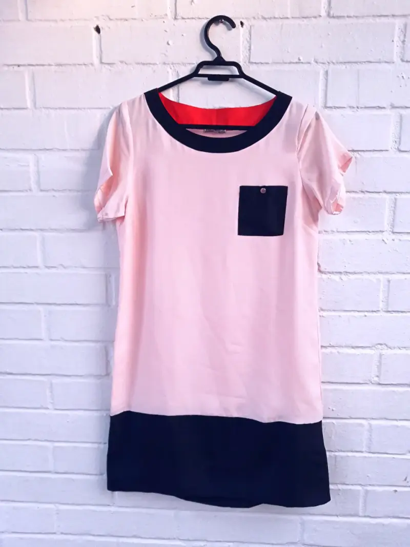 Vestido rosado con bolsillo contrastante